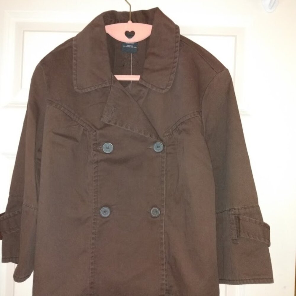 French Cuff: Brown blazer button closure. Size medium. Fabric 100% Cotton.